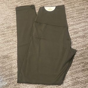 ARIE NWT Offline Real Me High Rise 7/8 Legging in Green sz M